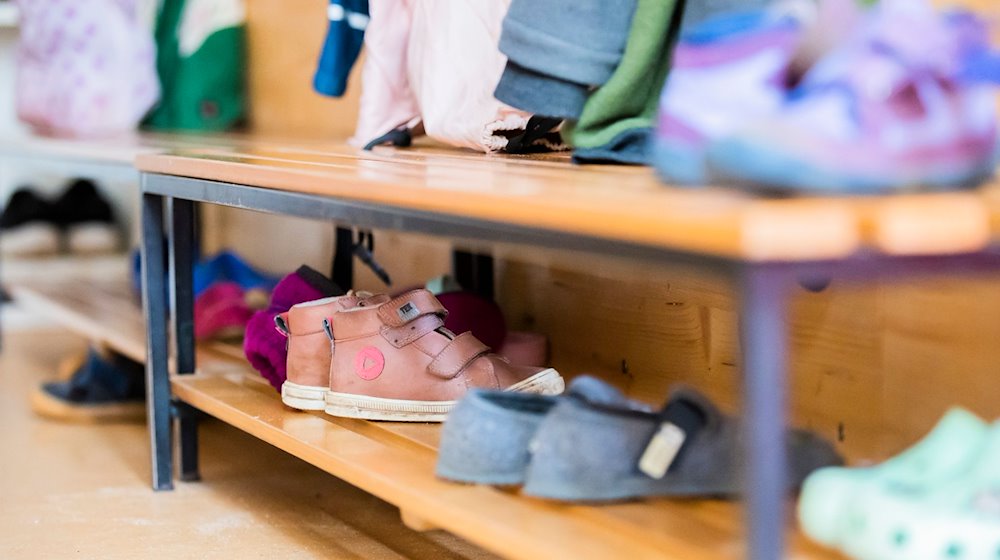 Kinderschuhe stehen in einer Berliner Kita im Schuhregal. / Foto: Christoph Soeder/dpa/Symbolbild