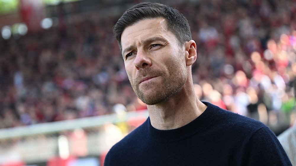 Trainer Xabi Alonso von Bayer Leverkusen vor Spielbeginn. / Foto: Britta Pedersen/dpa