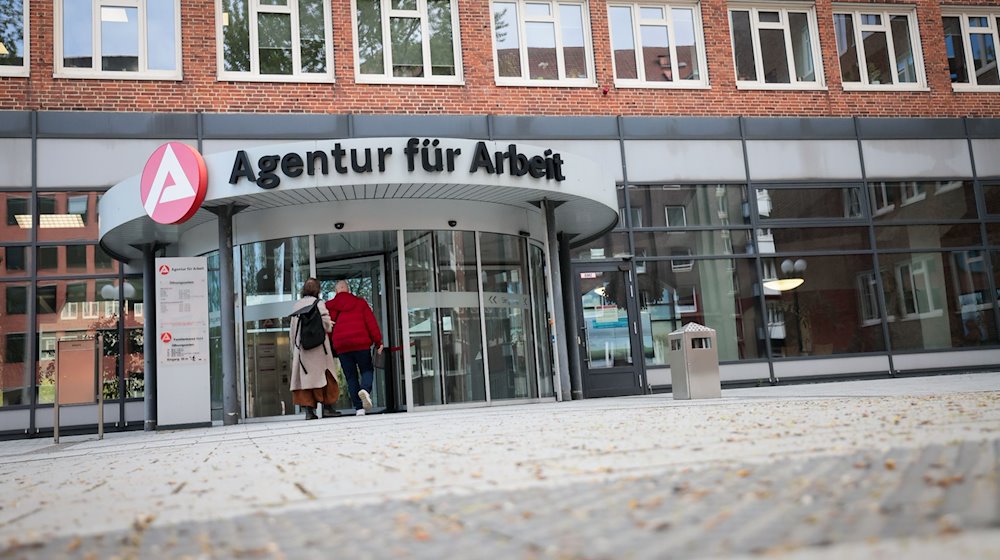 Aussenansicht mit Haupteingang und Logo der Agentur für Arbeit. / Foto: Christian Charisius/dpa