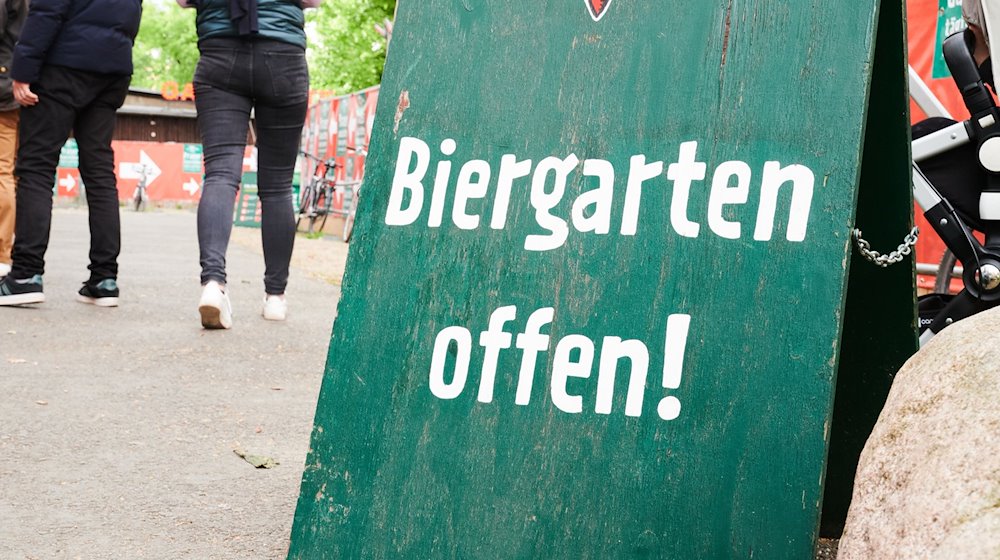 „Biergarten offen!“ steht am Einlaß des Praters, einem Biergarten in Mitte. / Foto: Annette Riedl/dpa/Archivbild