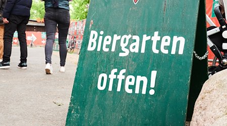 „Biergarten offen!“ steht am Einlaß des Praters, einem Biergarten in Mitte. / Foto: Annette Riedl/dpa/Archivbild