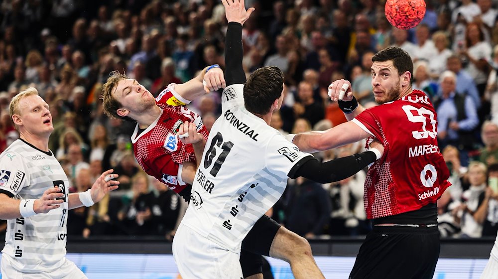 Spieler des THW Kiel und der Füchse Berlin kämpfen um den Ball. / Foto: Frank Molter/dpa/Archivbild