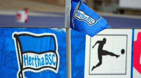 Die Eckfahne steht vor dem Logo der Bundesliga und des Vereins. / Foto: Soeren Stache/dpa