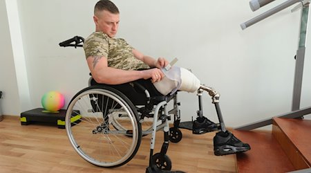 Der ukrainische Soldat Dmytro (27), der in einem Gefecht mit russischen Truppen beide Beine verloren hat, zieht seine Prothese in einem Rehabilitationszentrum in der Nähe von Lwiw an. / Foto: Mykola Tys/AP/dpa