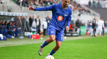 Aymen Barkok von Hertha BSC spielt den Ball. / Foto: Daniel Karmann/dpa