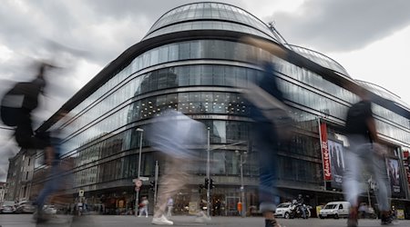 Passanten gehen am Quartier 207 an der Friedrichstraße vorbei. / Foto: Sebastian Gollnow/dpa