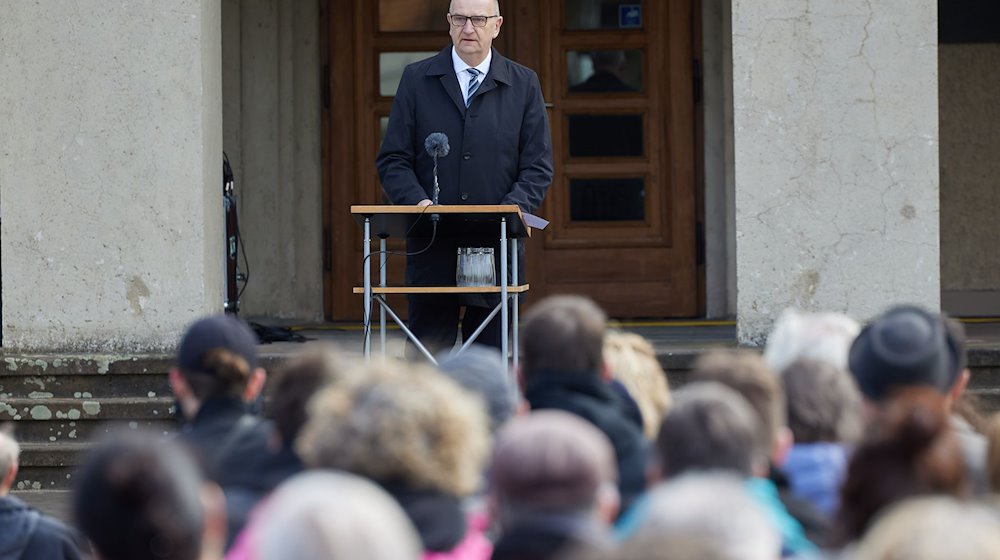 Dietmar Woidke (SPD), Ministerpräsident Brandenburgs, spricht bei der Zentralen Gedenkveranstaltung anlässlich des 79. Jahrestages der Befreiung des Frauen-Konzentrationslagers Ravensbrück. / Foto: Joerg Carstensen/dpa