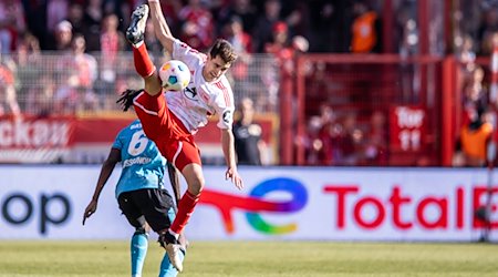 Berlins Diogo Leite geht mit gestrecktem Bein zum Ball. / Foto: Andreas Gora/dpa