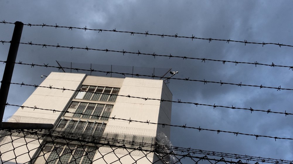 Ein Stacheldrahtzaun umzäunt das Gelände einer Justizvollzugsanstalt. / Foto: Bernd Weißbrod/dpa/Symbolbild