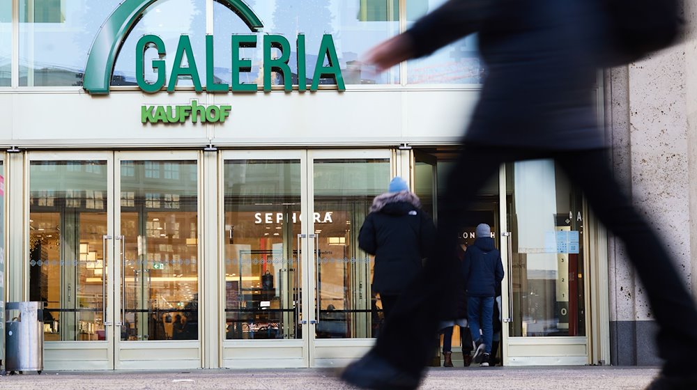 Blick auf den Eingang des Kaufhauses Galerie Karstadt Kaufhof. / Foto: Jörg Carstensen/dpa