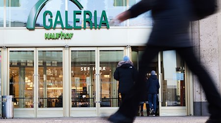 Blick auf den Eingang des Kaufhauses Galerie Karstadt Kaufhof. / Foto: Jörg Carstensen/dpa