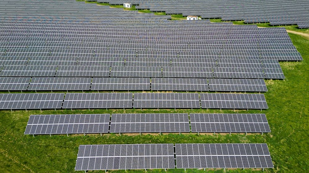 Ein Solarpark steht auf einem Feld. / Foto: Jan Woitas/dpa