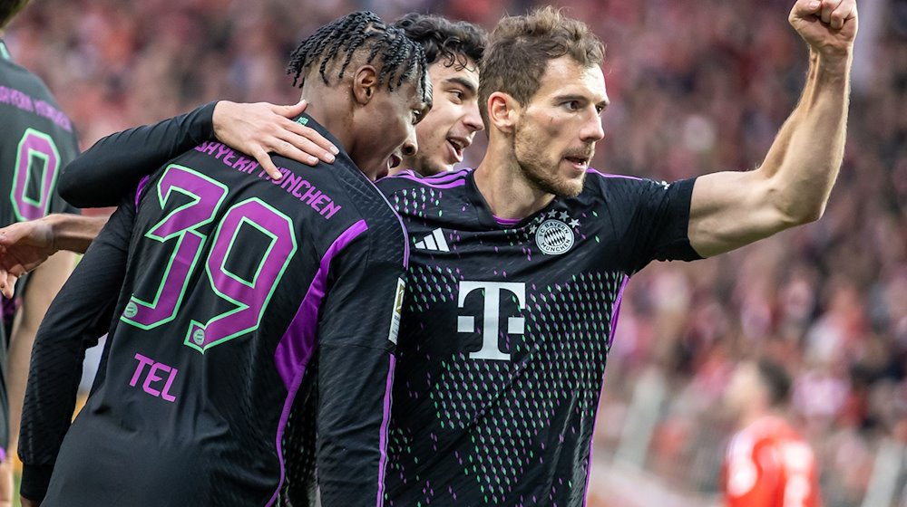 Leon Goretzka (r) von Bayern München jubelt mit Teamkollege Mathys Tel. / Foto: Andreas Gora/dpa