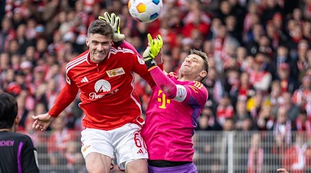 Bayern Münchens Torwart Manuel Neuer wehrt einen Ball ab gegen Berlins Robin Gosens (l). / Foto: Andreas Gora/dpa