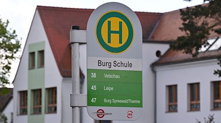 Die Bus-Haltestelle «Burg Schule» steht vor einer Grund- und Oberschule im Spreewaldort Burg. / Foto: Patrick Pleul/dpa