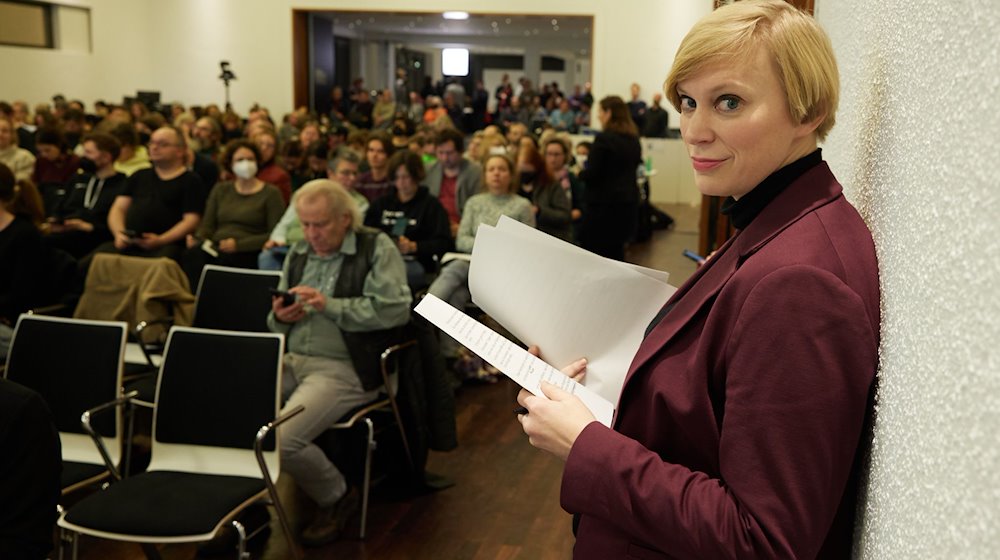 Grünen-Politikerin Nina Stahr (rechts) nimmt an der Landesdelegiertenkonferenz (LDK) ihrer Partei im Tagungswerk in der Lindenstraße teil. / Foto: Jörg Carstensen/dpa