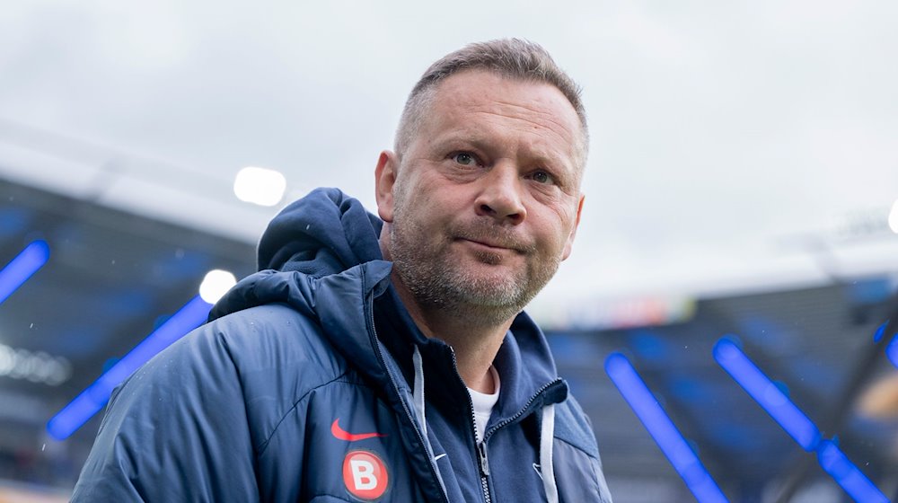 Berlins Trainer Pal Dardai betritt das Stadion. / Foto: David Inderlied/dpa