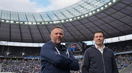 Herthas Trainer Pal Dardai (l) und Sportdirektor Benjamin Weber unterhalten sich vor dem Spiel. / Foto: Soeren Stache/dpa