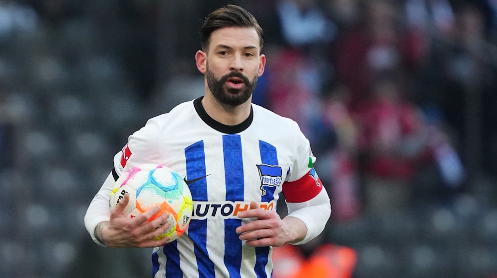 Herthas Marvin Plattenhardt hat den Ball im Arm. / Foto: Soeren Stache/dpa/Archivbild