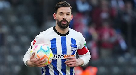 Herthas Marvin Plattenhardt hat den Ball im Arm. / Foto: Soeren Stache/dpa/Archivbild