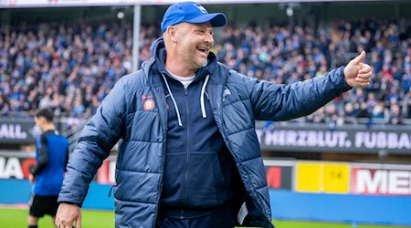 Berlins Trainer Pal Dardai betritt das Stadion. / Foto: David Inderlied/dpa/Archivbild