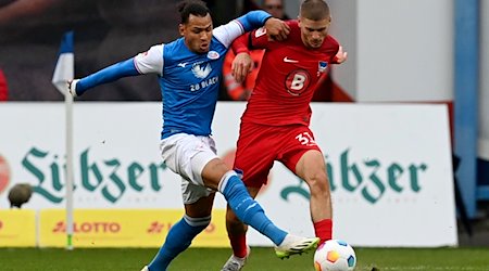 Hansas Juan-Jose Perea (l) und Herthas Marton Dardai kämpfen um den Ball. / Foto: Sebastian Räppold/Matthias Koch/dpa