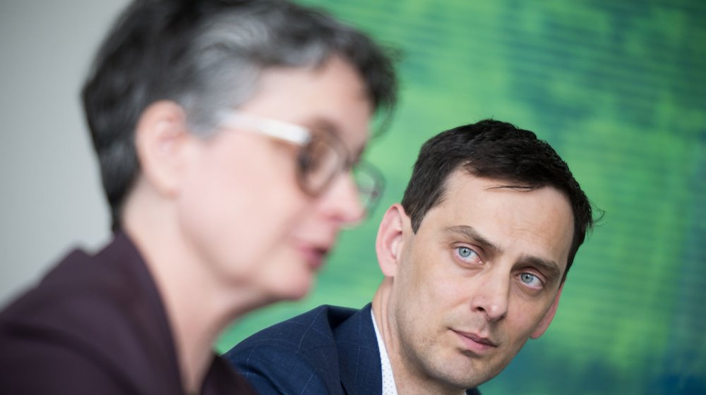 Nicola Böcker-Giannini und Martin Hikel (beide SPD), Bezirksbürgermeister von Berlin Neukölln, sitzen während einer Pressekonferenz. / Foto: Sebastian Christoph Gollnow/dpa