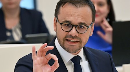 Jan Redmann (CDU) spricht in der Debatte des Landtages Brandenburg. / Foto: Bernd Settnik/dpa-Zentralbild/dpa