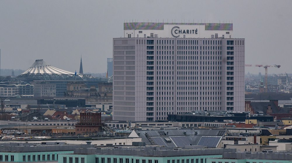 Blick auf das Bettenhochhaus der Charite im Bezirk Mitte. / Foto: Monika Skolimowska/dpa