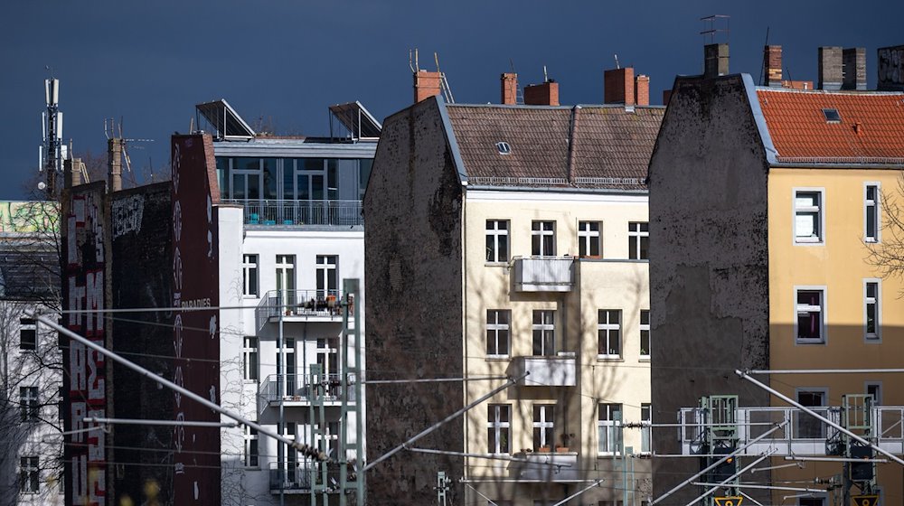 Wohnhäuser stehen dicht beieinander im Berliner Bezirk Prenzlauer Berg. / Foto: Monika Skolimowska/dpa