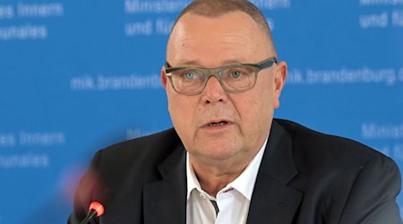 Brandenburgs Innenminister Michael Stübgen (CDU) spricht auf einer Pressekonferenz. / Foto: Michael Bahlo/dpa