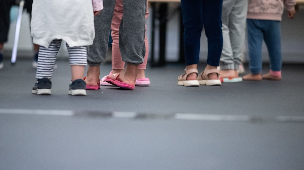 Kinder stehen im Ankunftszentrum am ehemaligen Flughafen Tegel. / Foto: Sebastian Gollnow/dpa