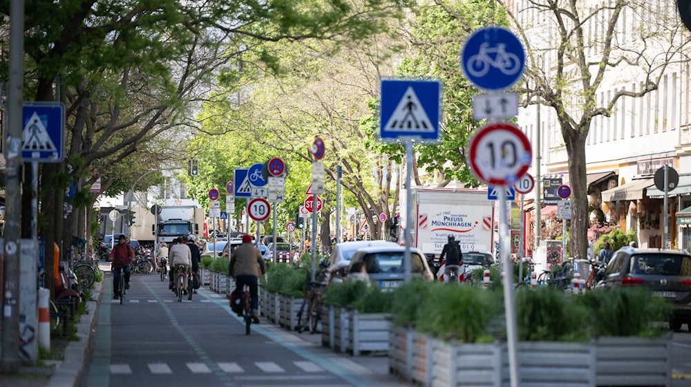 Fahrradfahrer fahren über eine extra Fahrradstraße im Bergmannkiez. / Foto: Sebastian Gollnow/dpa