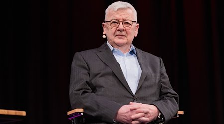 Joschka Fischer (Bündnis 90/Die Grünen), ehemaliger Bundesaußenminister sitzt auf der Bühne im Funkhaus. / Foto: Rolf Vennenbernd/dpa