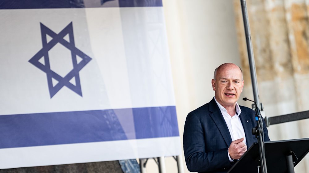 Kai Wegner (CDU), Regierender Bürgermeister von Berlin, spricht auf einer Solidaritätsdemo für Israel auf dem Pariser Platz am Brandenburger Tor. / Foto: Fabian Sommer/dpa/Archivbild