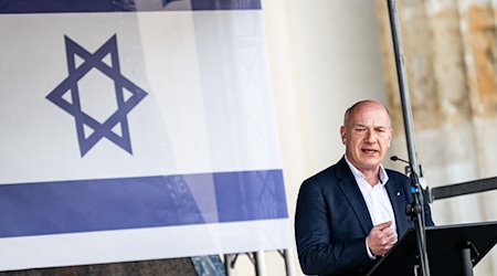 Kai Wegner (CDU), Regierender Bürgermeister von Berlin, spricht auf einer Solidaritätsdemo für Israel auf dem Pariser Platz am Brandenburger Tor. / Foto: Fabian Sommer/dpa/Archivbild