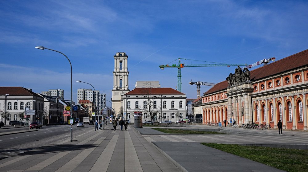 Der wiederaufgebaute Turm der Garnisonkirche in der Breiten Straße in Potsdam und das Filmmuseum im Stadtzentrum. / Foto: Jens Kalaene/dpa