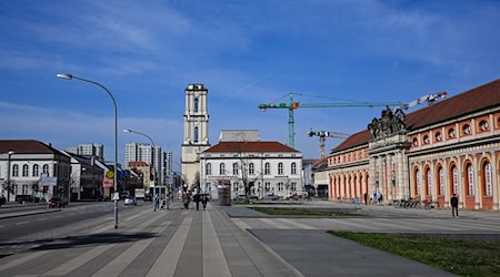 Der wiederaufgebaute Turm der Garnisonkirche in der Breiten Straße in Potsdam und das Filmmuseum im Stadtzentrum. / Foto: Jens Kalaene/dpa