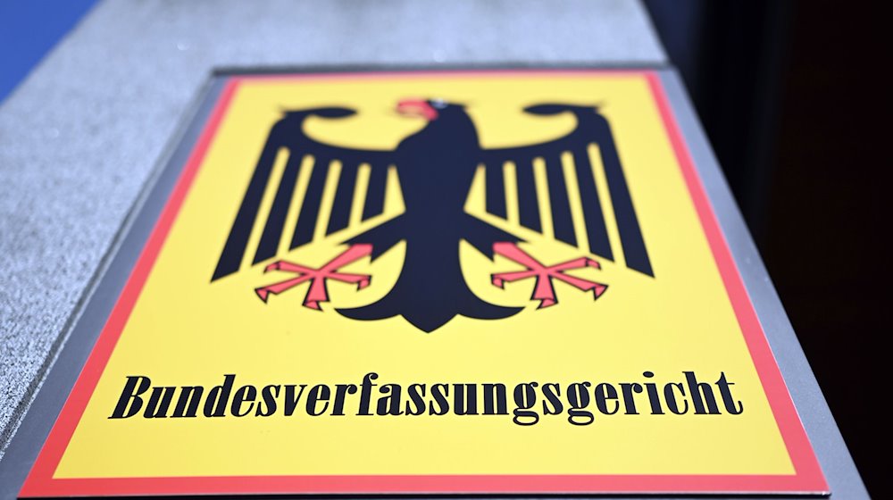 Ein Hinweisschild mit Bundesadler und dem Schriftzug "Bundesverfassungsgericht". / Foto: Uli Deck/dpa