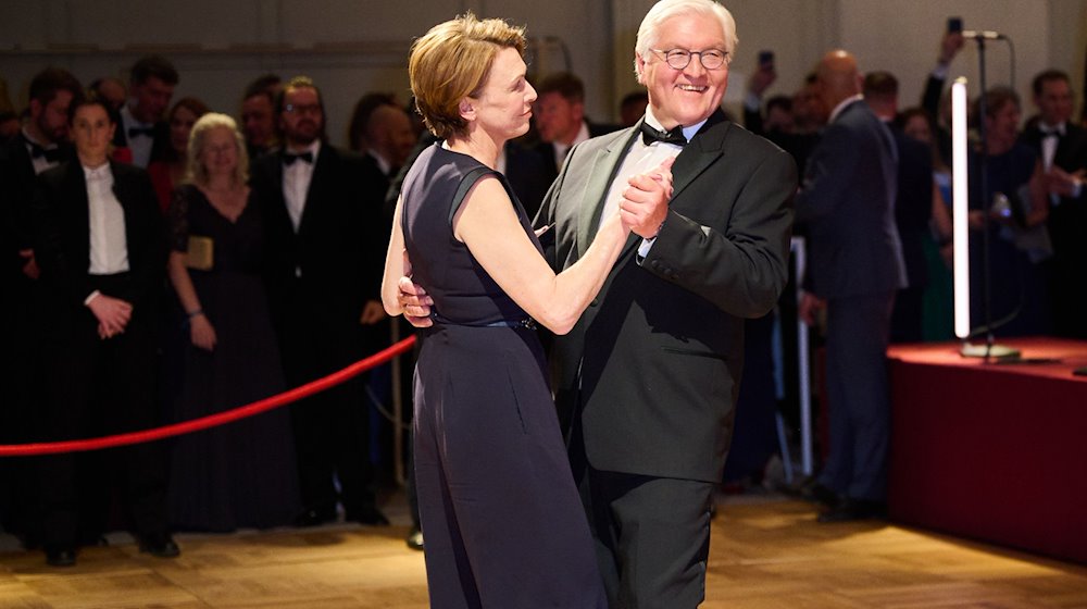 Bundespräsident Frank-Walter Steinmeier und seine Frau Elke Büdenbender tanzen beim Bundespresseball. / Foto: Annette Riedl/dpa/Archivbild