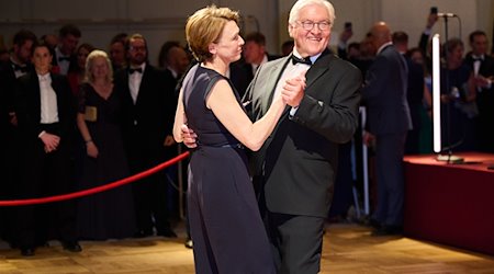 Bundespräsident Frank-Walter Steinmeier und seine Frau Elke Büdenbender tanzen beim Bundespresseball. / Foto: Annette Riedl/dpa/Archivbild