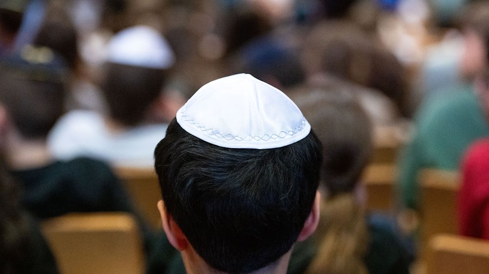 Ein Schüler mit einer Kippa sitzt in der Aula der Heinz-Galinski-Schule. / Foto: Christophe Gateau/dpa