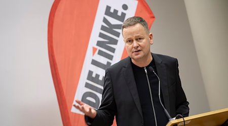 Klaus Lederer (Die Linke) spricht bei einem außerordentlichen Landesparteitag. / Foto: Paul Zinken/dpa