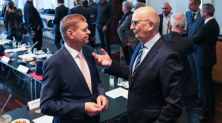 Dietmar Woidke (r, SPD) und Siegurd Heinze (l) unterhalten sich im Brandenburg-Saal der Staatskanzlei. / Foto: Soeren Stache/dpa