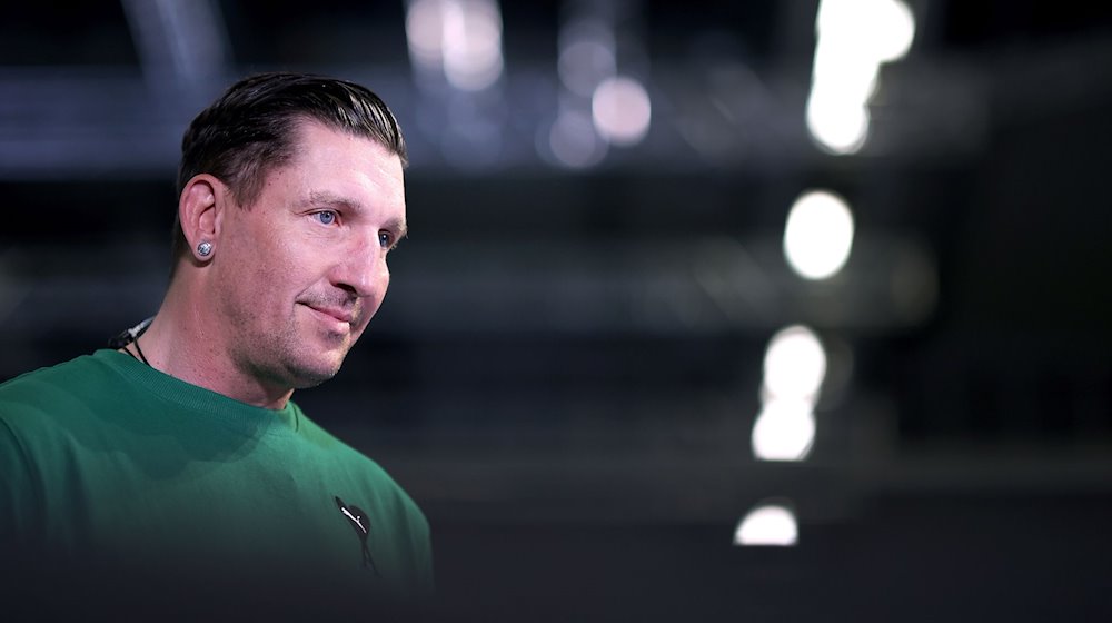 Stefan Kretzschmar, Sportvorstand des Handball-Bundesligisten Füchse Berlin, gibt vor dem Spiel ein TV-Interview. / Foto: Ronny Hartmann/dpa-Zentralbild/dpa/Archivbild