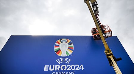 Das Logo der Fußball-Europameisterschaft 2024 ist auf einem Banner zu sehen. / Foto: Federico Gambarini/dpa/Symbolbild