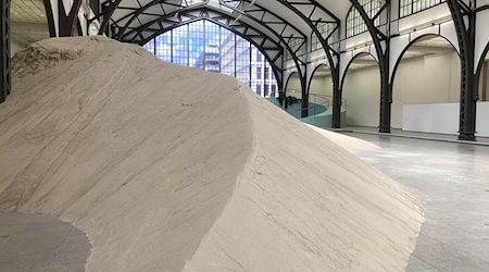 Eine Sanddüne ist in der Halle der Nationalgalerie der Gegenwart des Hamburger Bahnhofs in Berlin aufgeschüttet worden. / Foto: Gerd Roth/dpa