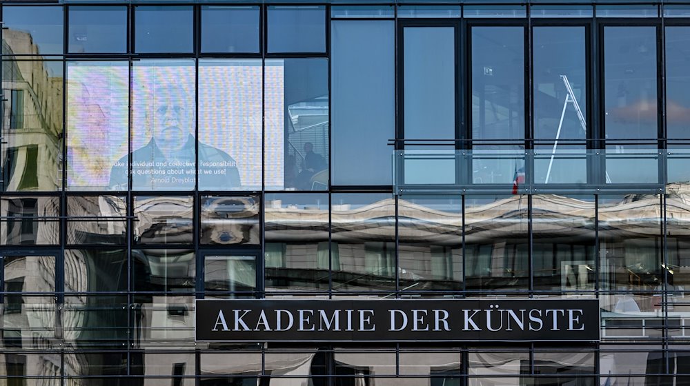 Die Fassade des Gebäudes der Akademie der Künste. / Foto: Britta Pedersen/dpa/Archivbild