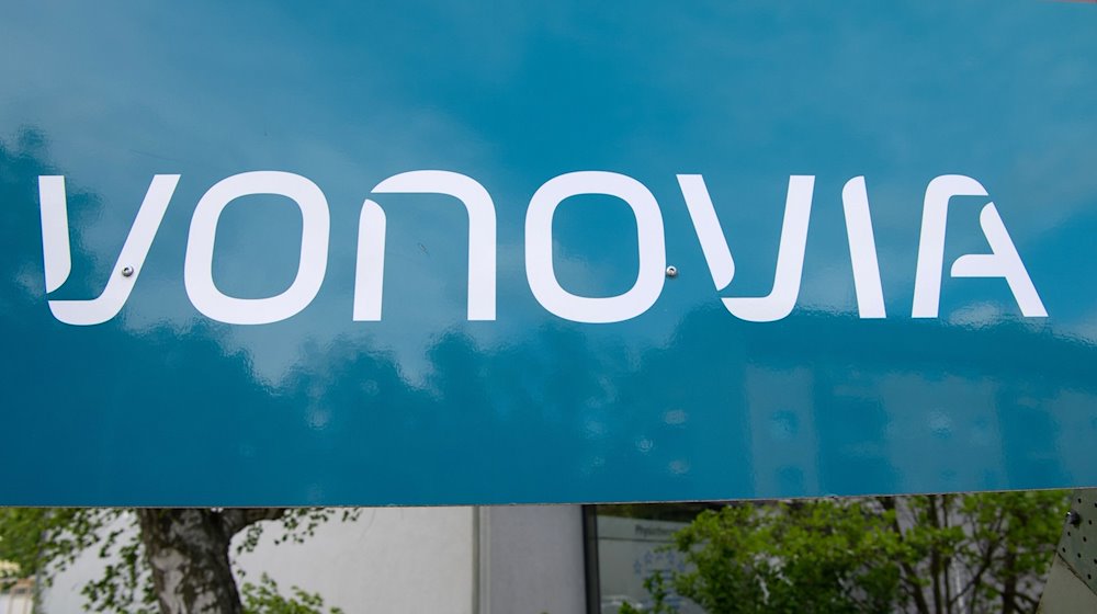 Der Firmenname des Immobilienkonzerns «Vonovia» steht auf einem Schild. / Foto: Paul Zinken/dpa-Zentralbild/dpa/Symbolbild