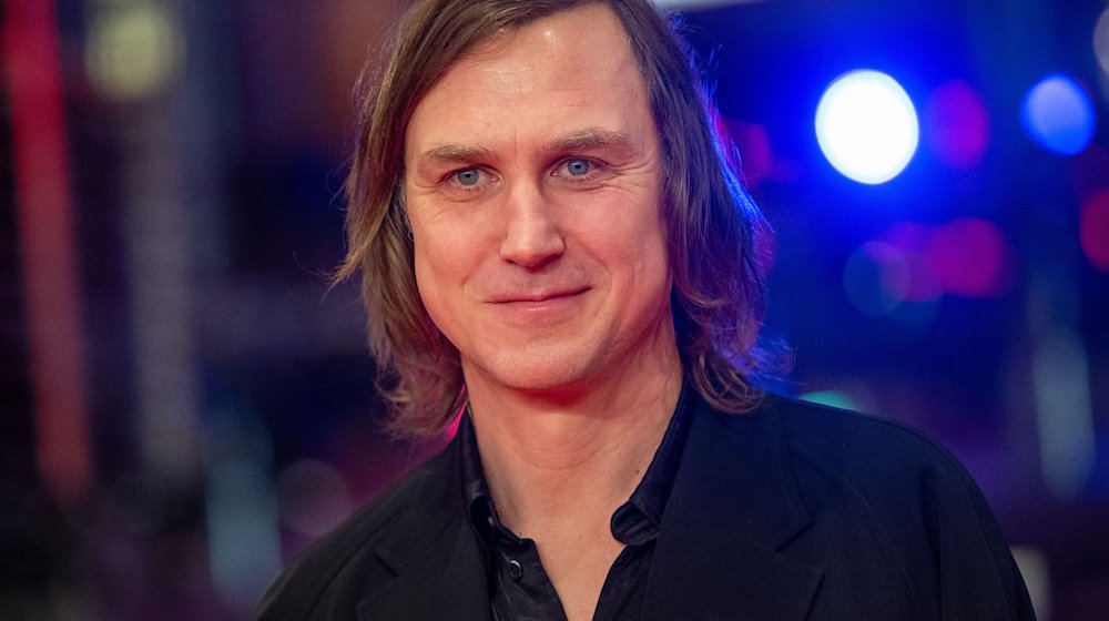 Schauspieler Lars Eidinger steht auf dem Roten Teppich. / Foto: Monika Skolimowska/dpa